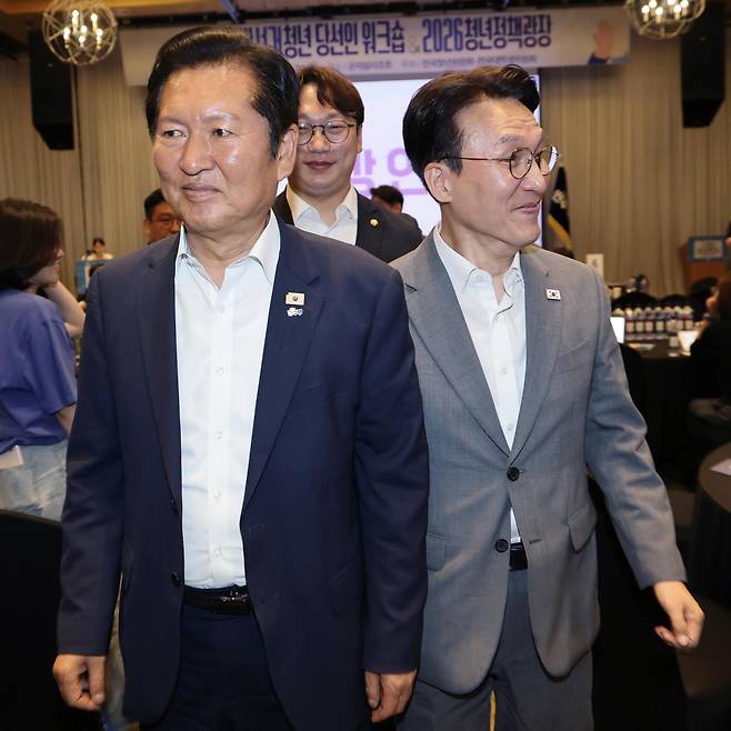 28일 경기 광주시 곤지암리조트에서 열린 더불어민주당 6·3 지방선거 청년 당선인 워크숍에서 정청래 전 대표(왼쪽)와 김민석 국무총리가 이동하고 있다. 정 전 대표는 이날 “정권 재창출을 위해서 통합과 연대를 고민하고 논의할 때”라며 ‘범민주진보 진영 통합론’을 주장했고, 김 총리는 “민주 세력 중심을 지켜 외연을 확장하는 노력은 김대중 대통령 이후 모든 (민주당) 대통령이 해온 일”이라며 ‘중도로의 외연 확장’을 강조했다. 광주=뉴시스