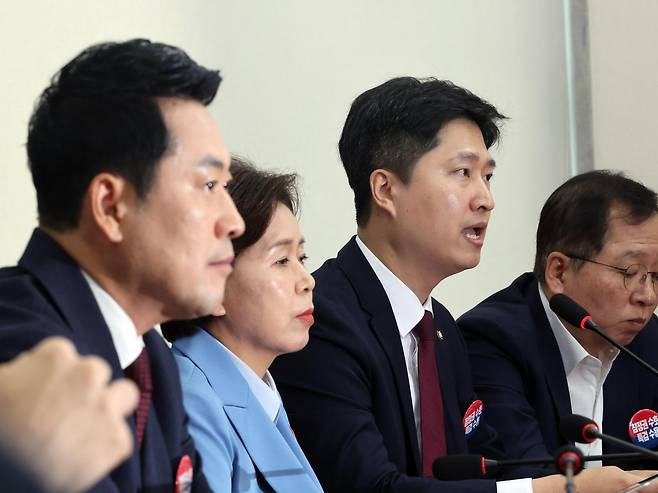 우재준 국민의힘 청년 최고위원이 29일 오전 서울 여의도 국회에서 열린 최고위원회의에서 모두발언을 하고 있다.  이날 우 최고위원은 모두발언을 통해 장동혁 대표의 사퇴를 공개 요구했다. 2026.6.29/뉴스1