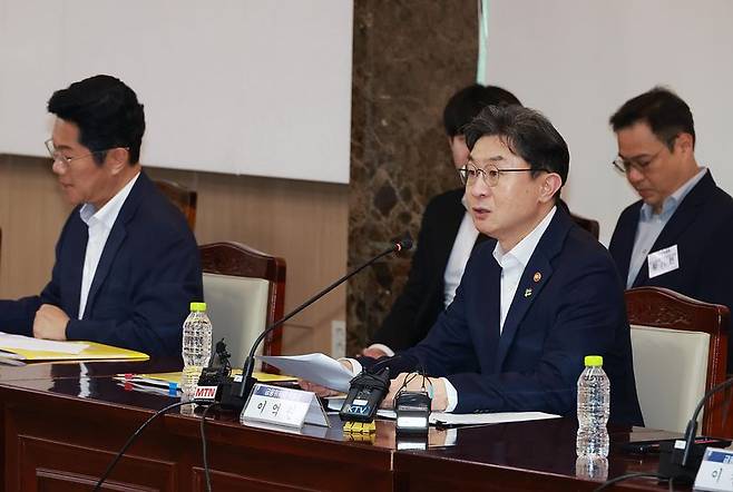이억원 금융위원장이 29일 오후 서울 종로구 정부서울청사에서 재정경제부, 중소벤처기업부, 공정거래위원회 등 관계부처 및 금융감독원, 서민금융진흥원, 예금보험공사 등 관계기관과 민간위원이 참석한 가운데 금융소비자보호 정책평가위원회 출범 회의를 개최했다. 금융위 제공