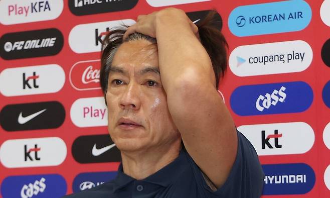 2026 북중미 월드컵에서 32강 진출에 실패한 한국축구국가대표팀의 홍명보 감독이 29일(현지시각) 멕시코 사포판 치바스 바예 베르데에서 기자회견을 하며 사퇴 의사를 밝히며 머리를 쓸어 올리고 있다. 사포판/연합뉴스
