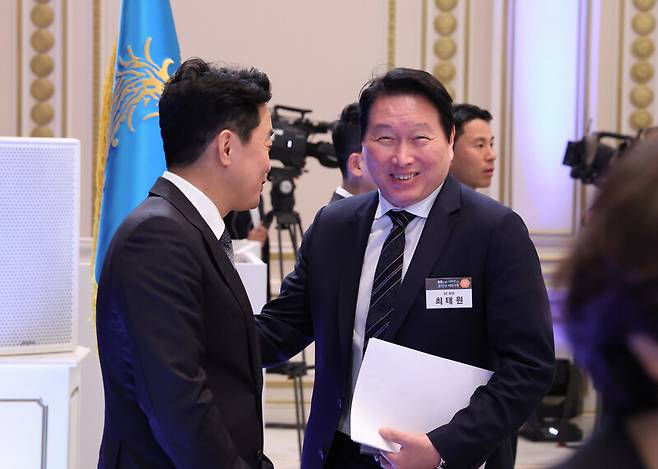 최태원 에스케이(SK)그룹 회장과 강훈식 비서실장이 29일 청와대에서 열린 ‘대한민국 대도약 3대 메가프로젝트 국민보고회’에서 인사를 나누고 있다. 청와대사진기자단