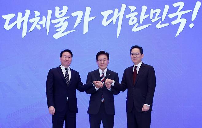 이재명 대통령이 29일 청와대에서 열린 ‘대한민국 대도약 3대 메가프로젝트 국민보고회’에서 최태원 에스케이(SK)그룹 회장과 이재용 삼성전자 회장과 손을 마주잡고 있다. 박종식 기자 anaki@hani.co.kr