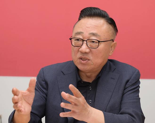 고동진 국민의힘 의원이 제22대 총선 다음 달인 2024년 5월 7일 서울 강남구 대치동 은마상가에 위치한 자신의 사무실에서 한국일보와 인터뷰하고 있다. 최주연 기자