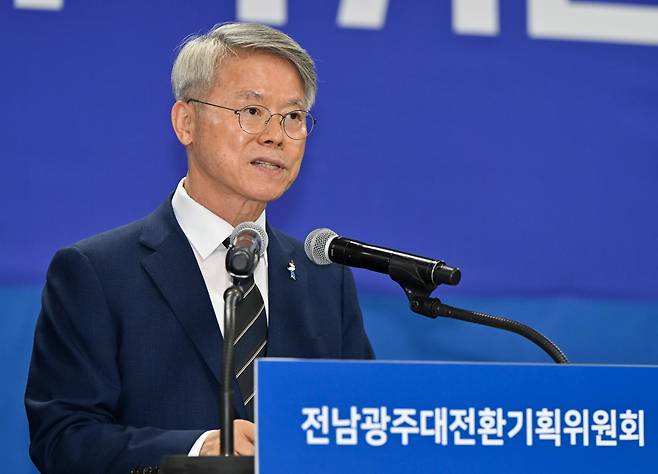 민형배 전남광주통합특별시장 당선자가 29일 오후 전남 나주시 빛가람동 복합문화체육센터 대회의실에서 기자회견을 열고 정부의 '대한민국 대도약 3대 메가프로젝트 국민보고회'에서 발표된 서남권 반도체 육성 계획에 대한 입장을 밝히고 있다. 뉴시스