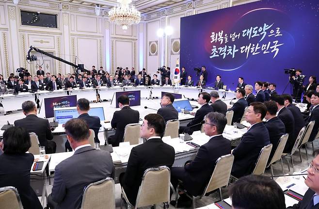 이재명 대통령과 이재용 삼성전자 회장, 최태원 SK그룹 회장이 29일 청와대 영빈관에서 열린 대한민국 대도약 3대 메가프로젝트 국민보고회에서 배경훈 부총리 겸 과학기술정보통신부 장관의 발표를 듣고 있다. 뉴스1