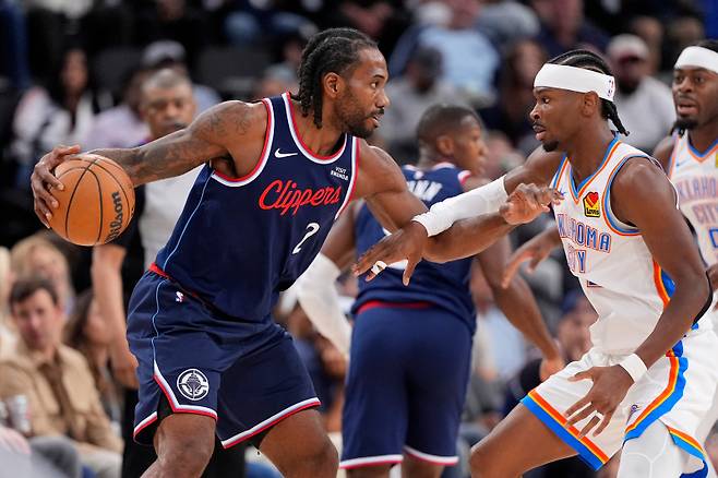 <yonhap photo-4423=""> Los Angeles Clippers forward Kawhi Leonard, left, tries to get by Oklahoma City Thunder guard Shai Gilgeous-Alexander during the first half of an NBA basketball game Wednesday, April 8, 2026, in Inglewood, Calif. (AP Photo/Mark J. Terrill)/2026-04-09 12:12:29/ <저작권자 ⓒ 1980~2026 ㈜연합뉴스. 무단 전재 재배포 금지, AI 학습 및 활용 금지></yonhap>