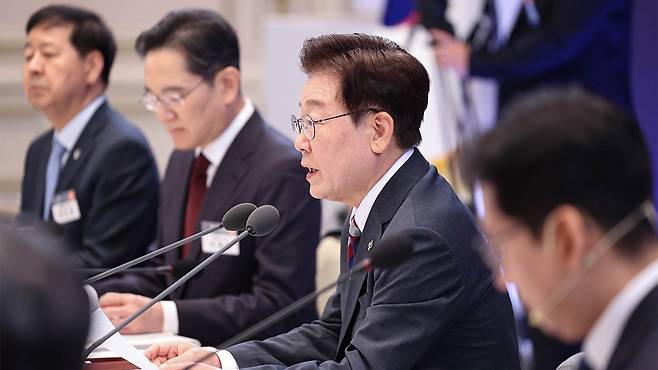 3대 메가프로젝트 국민보고회에서 발언하는 이재명 대통령
