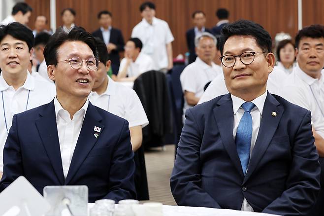 더불어민주당 차기 당권 도전에 나설 것으로 예상되는 김민석 국무총리와 송영길 민주당 의원이 지난 16일 오후 전남 보성군 다비치콘도에서 열린 제9회 전국동시지방선거 더불어민주당 전남광주통합특별시의원 당선인 워크숍에서 인사를 나누고 있다. 2026.6.16 [사진=연합뉴스]