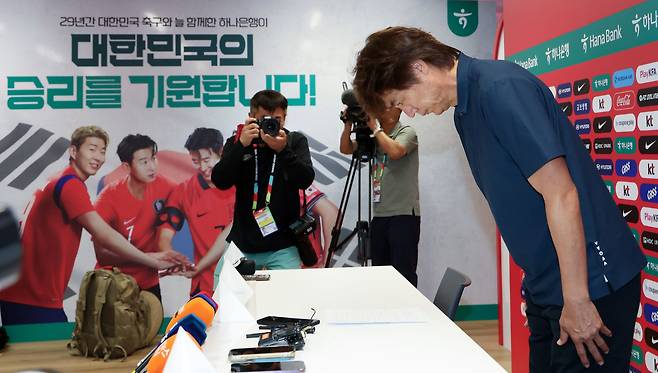 홍명보 축구대표팀 감독이 사퇴를 발표하면서 고개를 숙이고 있다. 뉴스1