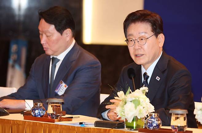 이재명 대통령이 지난 4월 23일 베트남 하노이 시내 한 호텔에서 열린 한-베트남 비즈니스 포럼 사전 간담회에서 발언하고 있다. 청와대사진기자단