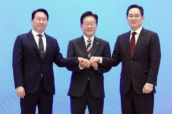 이재명 대통령과 이재용 삼성전자 회장, 최태원 SK그룹 회장이 29일 청와대 영빈관에서 열린 대한민국 대도약 3대 메가프로젝트 국민보고회에서 손을 맞잡고 있다. 뉴스1