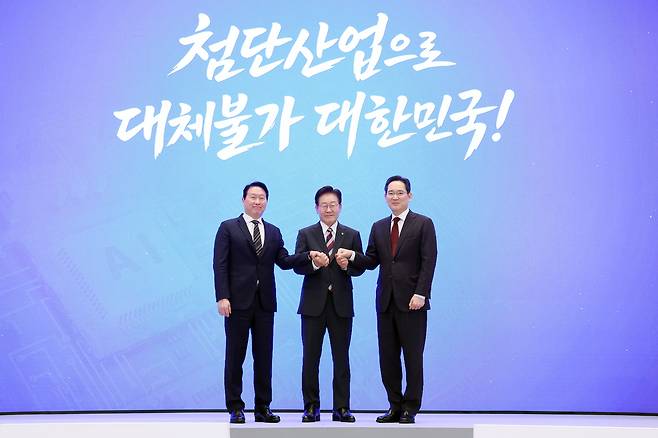이재명 대통령과 이재용 삼성전자 회장, 최태원 SK그룹 회장이 29일 청와대에서 열린 3대 메가프로젝트 국민보고회에서 기업 투자계획 발표 후 기념촬영을 하고 있다. 청와대통신사진기자단