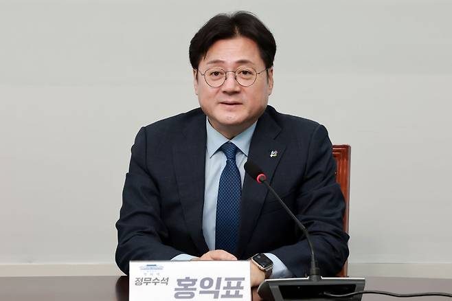 홍익표 청와대 정무수석이 지난 22일 조국혁신당 김준형 원내대표 취임 축하 인사차 국회를 방문해 인사말하고 있다. 연합뉴스