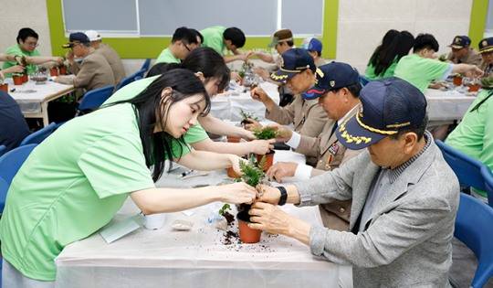'로스트아크' 유저들이 노인들과 테라리움을 만들고 있다. 사진 제공 : 스마일게이트