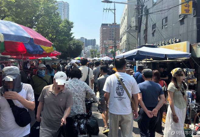 28일 오전 서울 종로구 동묘 구제시장에 고령층부터 외국인 관광객까지 각양각색의 인파가 몰렸다./사진=최문혁 기자.