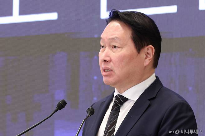 [서울=뉴시스] 조성봉 기자 = 최태원 SK 회장이 29일 청와대 영빈관에서 열린 ‘대한민국 대도약 3대 메가프로젝트 국민보고회’에서 투자 계획 발표를 하고 있다. 2026.06.29. suncho21@newsis.com /사진=