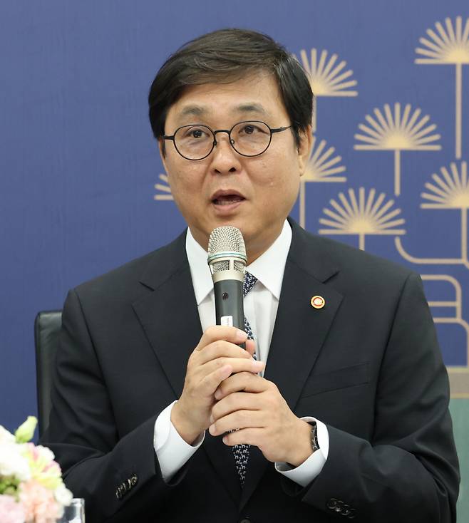 최휘영 문화체육관광부 장관이 지난 23일 오후 서울 종로구 국립현대미술관에서 열린 '문화로 도약하는 K-ODA, K-이니셔티브' 문화 분야 국제개발협력 및 한국문화 글로벌 확산을 위한 업무약정 체결식에 참여한 모습. / 사진 = 뉴스1