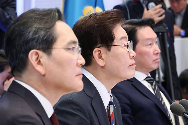 이재명 대통령과 이재용 삼성전자 회장, 최태원 SK 회장이 29일 청와대 영빈관에서 열린 ‘대한민국 대도약 3대 메가프로젝트 국민보고회’에서 정책 발표를 듣고 있다. / 사진=뉴시스