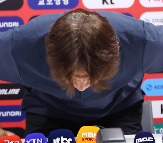 2026 북중미 월드컵에서 32강 진출에 실패한 한국축구국가대표팀의 홍명보 감독이 29일 멕시코 사포판 치바스 바예 베르데에서 사퇴 기자회견을 마치고 인사하고 있다. [연합]