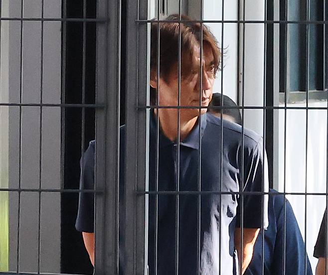 2026 북중미 월드컵에서 32강 진출에 실패한 한국축구국가대표팀의 홍명보 감독이 29일 기자회견을 위해 멕시코 사포판 치바스 바예 베르데로 들어서고 있다. [연합]