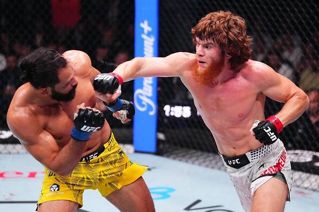 28일 아제르바이잔 바쿠 국립체조경기장에서 열린 ‘UFC 파이트 나이트: 피지예프 vs 토레스’ 대회에서 샤라 마고메도프(오른쪽)가 미첼 페레이라에게 기습적인 러시를 하고 있다. [UFC 제공]