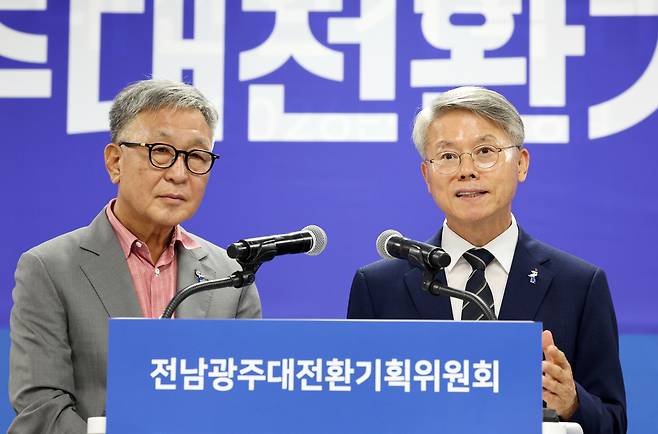 민형배 전남광주통합특별시장 당선인이 29일 전남 나주시 전남광주대전환기획위원회 대회의실에서 정은승(왼쪽) 대전환기획위원장과 함께 ‘3대 메가 프로젝트 국민 보고회’ 관련 기자회견하고 있다. <연합뉴스>