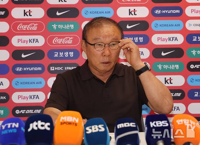 [사포판(멕시코)=뉴시스] 김명년 기자 = 박항서 대한축구협회 부회장이 28일(현지 시간) 멕시코 과달라하라 인근 사포판에 위치한 베이스캠프 훈련장 치바스 바예 베르데에서 열린 북중미 월드컵 32강 진출 실패 관련 사과 기자회견에서 안경을 만지고 있다. 2026.06.29. kmn@newsis.com