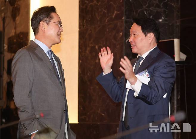 [하노이=뉴시스] 고범준 기자 = 이재용 삼성전자 회장과 대한상의 회장인 최태원 SK그룹 회장이 23일(현지 시간) 베트남 하노이 한 호텔에서 한-베트남 비즈니스 포럼에 앞서 열린 사전 간담회에서 대화하고 있다. 2026.04.23. bjko@newsis.com
