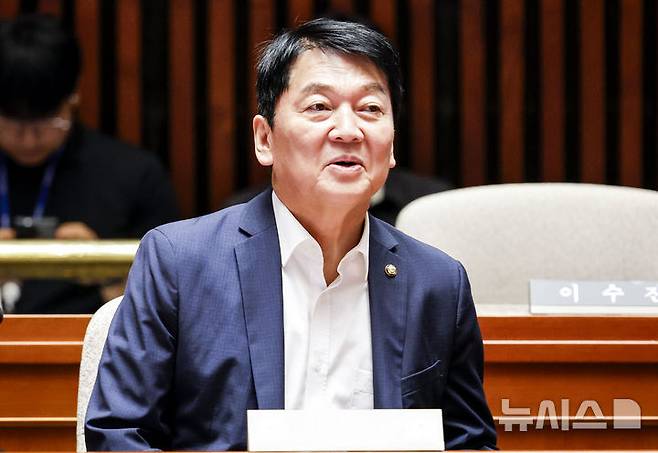 [서울=뉴시스] 정병혁 기자 = 안철수 국민의힘 의원이 18일 서울 여의도 국회 예결위회의장에서 열린 의원총회에 참석하고 있다. 2026.06.18. jhope@newsis.com