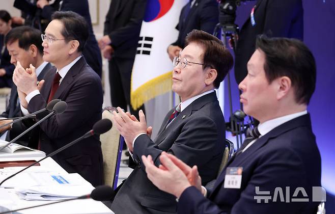 [서울=뉴시스] 조성봉 기자 = 이재명 대통령과 이재용 삼성전자 회장, 최태원 SK 회장이 29일 청와대 영빈관에서 열린 ‘대한민국 대도약 3대 메가프로젝트 국민보고회’에서 정책 발표를 들으며 박수를 치고 있다. 2026.06.29. suncho21@newsis.com