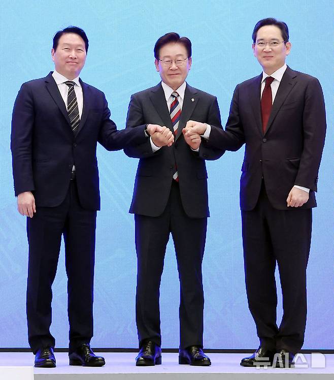 [서울=뉴시스] 조성봉 기자 = 이재명 대통령과 이재용(오른쪽) 삼성전자 회장, 최태원 SK 회장이 29일 청와대 영빈관에서 열린 ‘대한민국 대도약 3대 메가프로젝트 국민보고회'에서 기념촬영을 하고 있다. 2026.06.29. suncho21@newsis.com