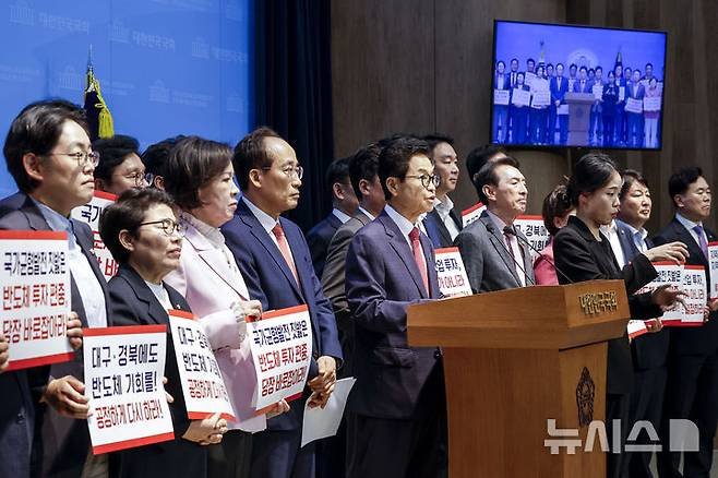 [서울=뉴시스] 정병혁 기자 = 이철우 경북도지사 당선인이 29일 서울 여의도 국회 소통관에서 열린 호남권 반도체 대규모 팹 투자 발표 대응 당선인 국회 긴급 기자회견에서 발언하고 있다. 2026.06.29. jhope@newsis.com