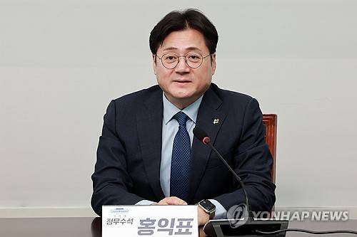인사말하는 홍익표 청와대 정무수석 (서울=연합뉴스) 신현우 기자 = 홍익표 청와대 정무수석이 22일 조국혁신당 김준형 원내대표 취임 축하 인사차 국회를 방문해 인사말하고 있다. 2026.6.22 nowwego@yna.co.kr