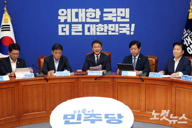 더불어민주당 한병도 당대표 직무대행 겸 원내대표가 26일 서울 여의도 국회에서 열린 최고위원회의에서 발언을 하고 있다. 윤창원 기자