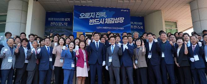 지난 10일 민선 9기 전북도지사직 인수위원회 출범식에서 이원택 당선인과 신형식 위원장이 위원들과 기념촬영을 하고 있다. 전북도지사직 인수위원회 제공