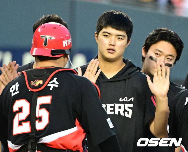 [OSEN=잠실, 최규한 기자] 28일 서울 잠실야구장에서 ‘2026 신한 SOL Bank KBO리그’ 두산 베어스와 KIA 타이거즈의 경기가 열렸다.이날 경기는 방문팀 KIA가 12-1 대승을 거두며 연패 탈출에 성공했다.경기를 마치고 KIA 승리투수 김태형과 포수 한준수가 인사를 나누고 있다. 2026.06.28 / dreamer@osen.co.kr