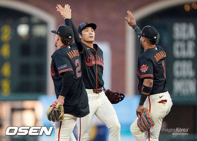 [사진] 샌프란시스코 이정후(가운데)가 동료들과 승리를 기뻐하고 있다. ⓒGettyimages(무단전재 및 재배포 금지)