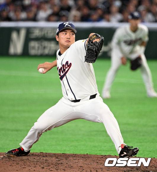 [OSEN=도쿄(일본), 손용호 기자] 8일 일본 도쿄돔에서 2026 월드베이스볼클래식(WBC) 1라운드 C조 조별리그 대한민국과 대만의 경기가 열렸다.한국은 전날(7일) 일본과의 경기에서 6-8로 석패했다. 앞서 체코전을 11-4로 잡았던 한국은 1승1패를 마크하게 됐고, 남은 대만전과 호주전에 사활을 걸어야 한다.9회초 한국 고우석이 역투하고 있다. 2026.03.08 /spjj@osen.co.kr