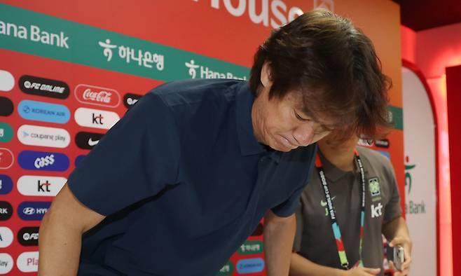 2026 북중미 월드컵 조별리그에서 탈락한 한국 축구 국가대표팀 홍명보 감독이 28일(현지시간) 오전 멕시코 과달라하라 인근 사포판의 치바스 바예 베르데에서 사퇴 기자회견을 마치고 카메라를 향해 인사하고 있다. 연합뉴스