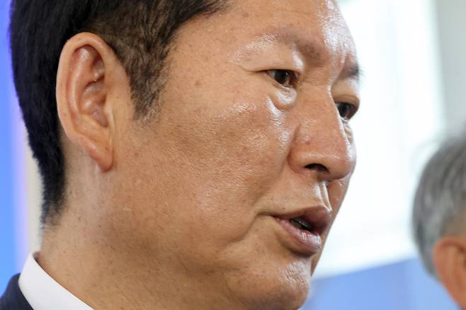 더불어민주당 정청래 전 대표가 지난 25일 전북 정읍시 아우름캠퍼스에서 열린 전북지역 당선인 워크숍에 참석해 기자들에게 입장을 말하고 있다. 연합뉴스
