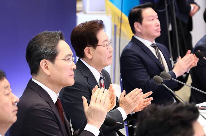 이재명 대통령, 이재용 삼성전자 회장, 최태원 SK 회장이 29일 청와대에서 열린 3대 메가프로젝트 국민보고회에서 정책발표가 끝난 뒤 박수를 치고 있다.&nbsp; &nbsp;연합뉴스