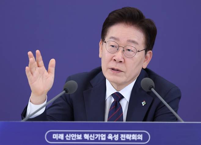발언하는 이재명 대통령 - 이재명 대통령이 26일 청와대에서 열린 ‘미래신안보 혁신기업 육성전략’ 회의에서 발언하고 있다. 2026.6.26 청와대통신사진기자단