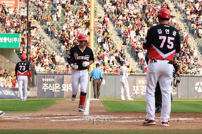 KIA 타이거즈 김도영이 28일 서울 잠실구장에서 열린 KIA와 두산 베어스의 경기에서 6회초 홈런을 날린 뒤 홈으로 들어오고 있다. 2026.6.28 KIA 타이거즈 제공