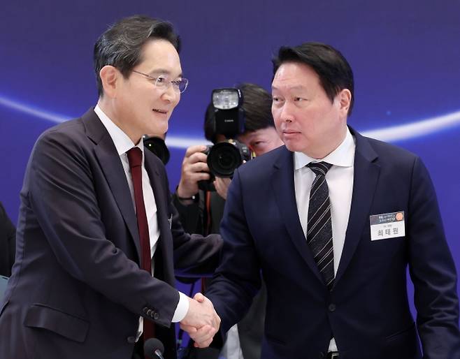 이재용 회장과 최태원 회장 - 이재용 삼성전자 회장과 최태원 SK그룹 회장이 29일 청와대에서 이재명 대통령 주재로 열린 3대 메가프로젝트 국민보고회에서 악수하고 있다. 2026.6.29 청와대통신사진기자단
