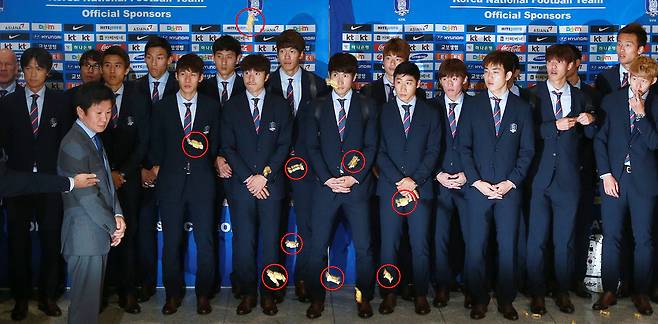 2014 브라질 월드컵에서 H조 최하위를 기록하며 16강 진출에 실패한 축구대표팀 홍명보 감독과 선수들이 6월 30일 오전 인천국제공항을 통해 귀국해 일부 팬들의 호박엿 세례를 받았다. 뉴스1
