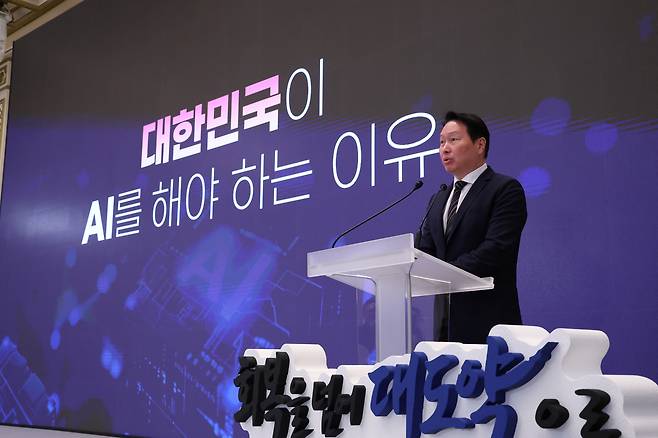 최태원 에스케이(SK)그룹 회장이 29일 청와대에서 열린 ‘대한민국 대도약 3대 메가프로젝트 국민보고회’에서 투자 계획을 발표하고 있다. 2026.06.29. 청와대사진기자단