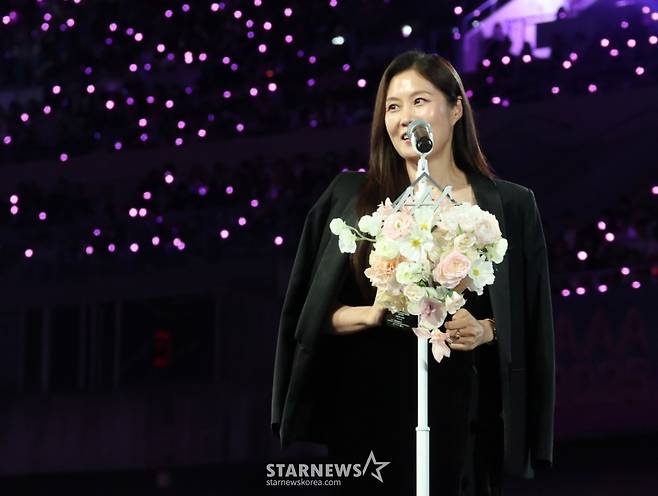 배우 문소리가 가오슝 내셔널 스타디움에서 진행된 스타뉴스 주최 '10주년 아시아 아티스트 어워즈 2025(10th Anniversary Asia Artist Awards 2025, '10주년 AAA 2025')에서 수상 소감을 밝히고 있다.   /사진=김진경 kim.jinkyung@