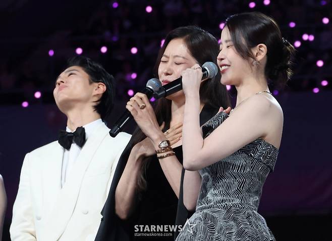 배우 박보검, 문소리, 이지은이 가오슝 내셔널 스타디움에서 진행된 스타뉴스 주최 '10주년 아시아 아티스트 어워즈 2025(10th Anniversary Asia Artist Awards 2025, '10주년 AAA 2025')에서 사회자 요청에 삼행시를 선보이고 있다.   /사진=김진경 kim.jinkyung@