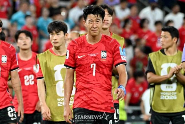 손흥민(가운데) 등 한국 대표팀 선수들이 남아공에 패한 뒤 그라운드를 걸어나오고 있다. /사진=김진경 대기자