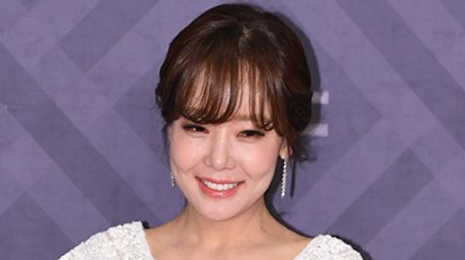Kim Jung-hwan, the husband of the PUBG couple who appeared on MBCs *Oh Eun-young Report - Love Again*, expressed his gratitude for the continuous help and good deeds shown by cast members including So Yoo-jin and Mun Se-yun. Recently, Mr. Jung shared glimpses of his daily life with his children on his social media, stating that the warm consideration from those around him is a great source of strength.Mr. Jung expressed his appreciation for Mun Se-yuns thoughtful consideration in providing pocket money for his two sons. He also shared an anecdote about how So Yoo-jin, through The Born Korea—headed by Baek Jong-won—had previously shown warmth by sending a generous meal to Mr. Jungs family.So Yoo-jin personally left a comment on Mr. Jungs post, offering affectionate comfort and promising to continue providing food support regularly. Mr. Jung expressed deep gratitude for the thoughtfulness shown and pledged to repay the kindness he received in the future.The Bae-geu couple appeared on Oh Eun-young Report - Love Again last May and shared the heartbreaking story of a husband and wife battling terminal stomach cancer, evoking sympathy from many viewers. Following the broadcast, news of the wifes passing spread, leading to an outpouring of condolences from many people.